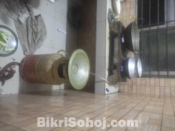 Gas cylinder with cula